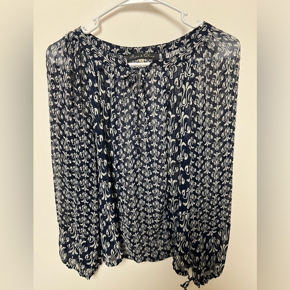 ROSE AND OLIVE NAVY SHEER SIZE M BLOUSE WITH FRONT TIE CLOSURE & SLEEVE TIES - Picture 6 of 7